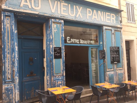 Le coté mer dans la vieille ville de Marseille le panier