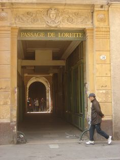 Vieux linteau de porte dans le Panier à Marseille