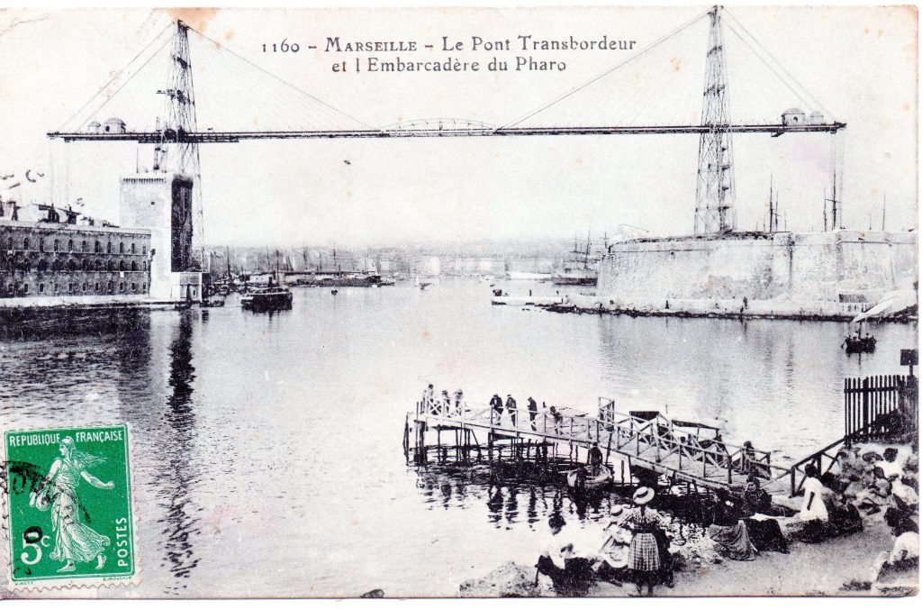 Vieux port de Marseille avec son port transbordeur et l'embarcadère du Pharo