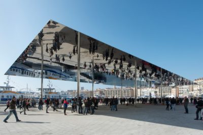 Voûte ombrière de Norman Foster sur le vieux port de marseille