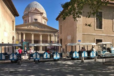 Le petit train vous emmenera visiter La Vieille Charité dans le Panier de Marseille