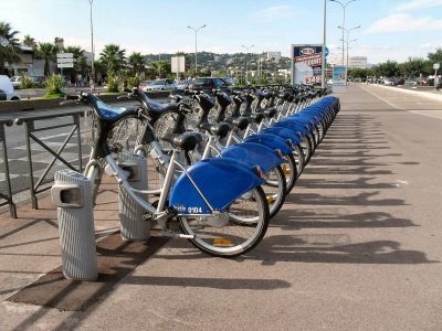 Des stations de vélo et une piste cyclable permettent de ralier toutes les plages de Marseille