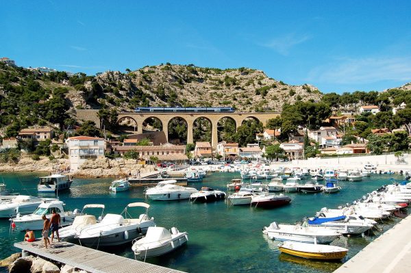 The beaches and creeks of the North West of Marseille accessible by the blue train