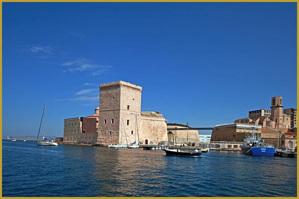 Le fort Saint-Jean du XVIIe siècle, à l'entrée du vieux port de Marseille