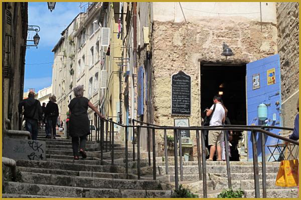 Un escalier sur la Montée des Accoules dans le 2e arrondissement de Marseille.