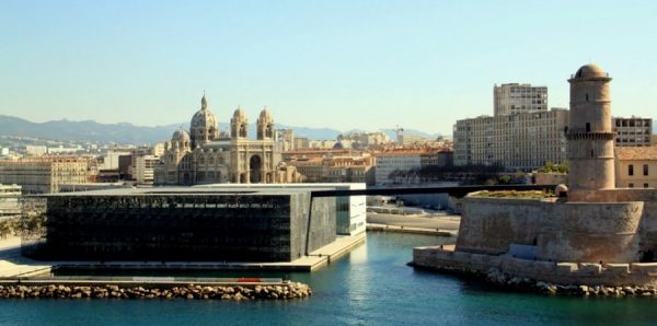 De l'autre côté d'une passerelle piétonne depuis le Fort Saint-Jean, le Musée des civilisations européennes et méditerranéennes est le premier musée national situé en dehors de Paris