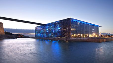 Mucem, Marseille L'architecture du MuCEM vaut autant la peine d'être admirée que les objets exposés à l'intérieur.