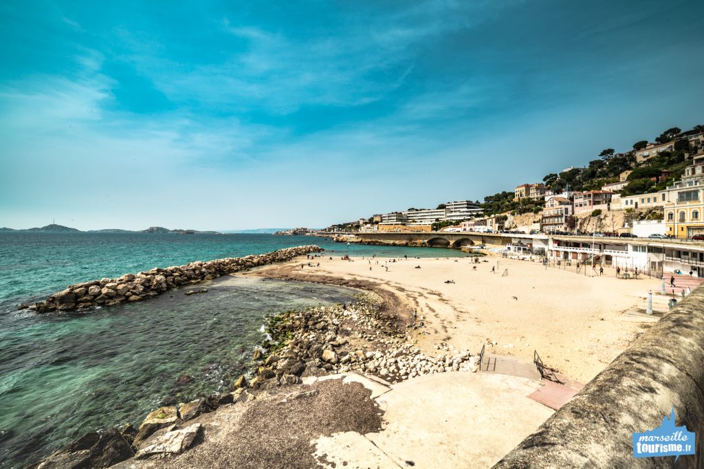 Les gens prennent un bain de soleil et nagent sur la plage Prophete sur la Corniche Kennedy