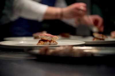 Le petit restaurant innovant de Caroline Faulquier, Signature, est un must à Marseille. Le petit restaurant innovant de Caroline Faulquier, Signature, est un must à Marseille.