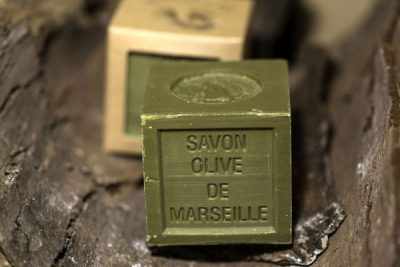 Savon de Marseille Le savon doux de Marseille est idéal pour la peau, ainsi que pour le lavage des vêtements