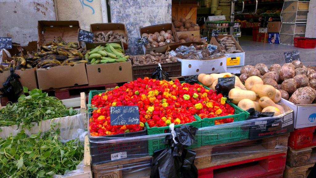 Marché aux fruits et légumes rue Halle Delacroix au coeur de Noailles a fait la renommée de Marseille