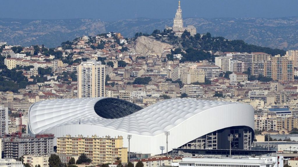 Vue de Marseille Notre Dame de la Garde et le Stade Vélodrome en arrière-plan