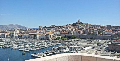 Le port de Marseille est bordé de yachts et de bateaux de pêche