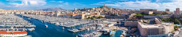 In which district should I choose my hotel in Marseille?