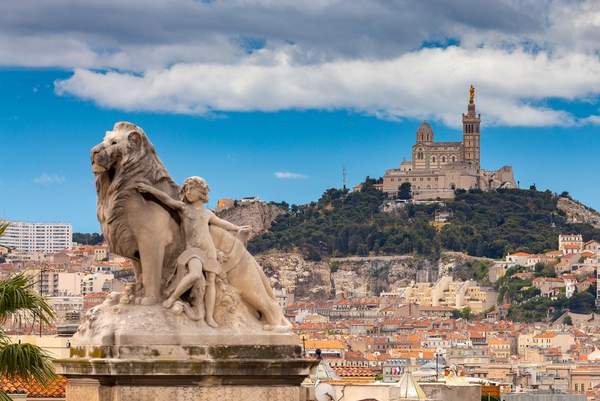 Notre Dame couronnant la ville