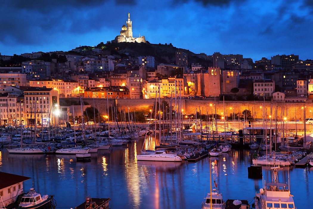 Le vieux port de Marseille la nuit