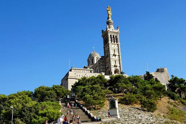 Arrêt à la basilique Notre-Dame-de-la-Garde, le monument le plus caractéristique de la ville