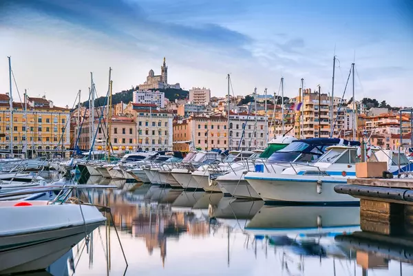 Le port de Marseille est bordé de yachts et de bateaux de pêche