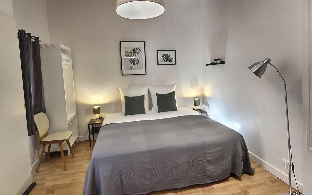 Hotel apartment l’Aiglon 40, 3 people with terrace, 24 street Saint Sebastien, Marseille