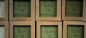 Savon de Marseille Le savon doux de Marseille est idéal pour la peau, ainsi que pour le lavage des vêtements